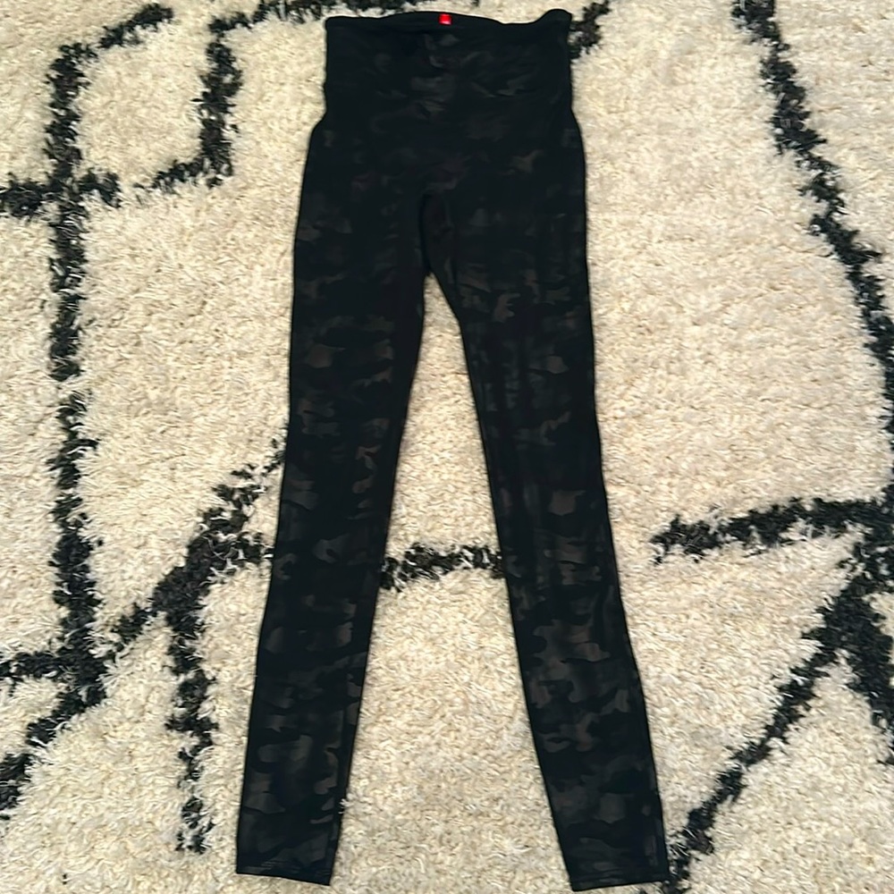 SPANX faux leather camo leggings  size xs